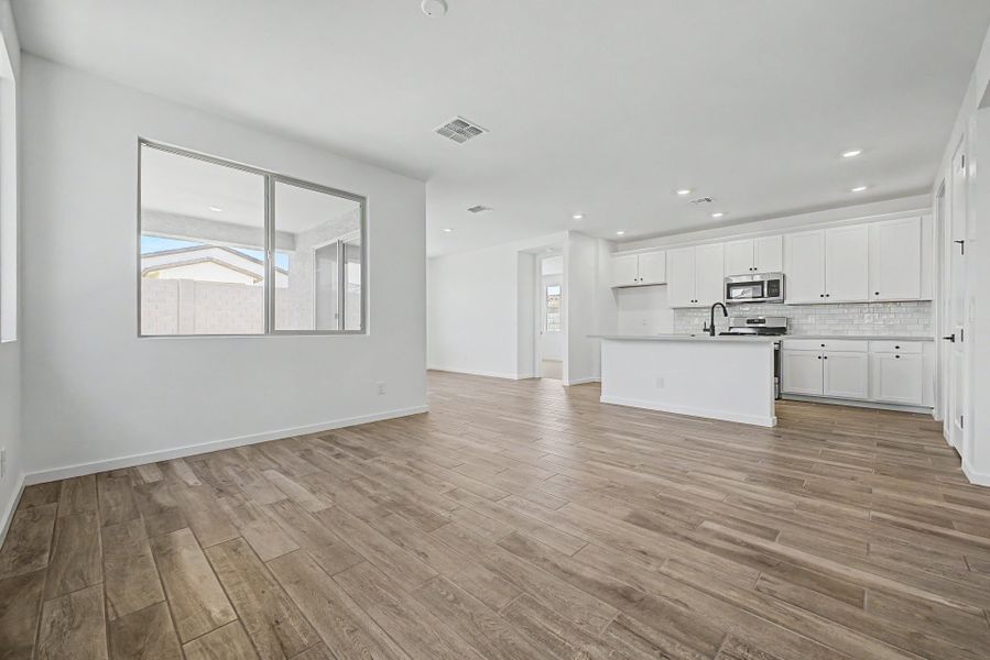 Spacious, unfurnished interior of a new home in Frontera, Surprise (Image 9).