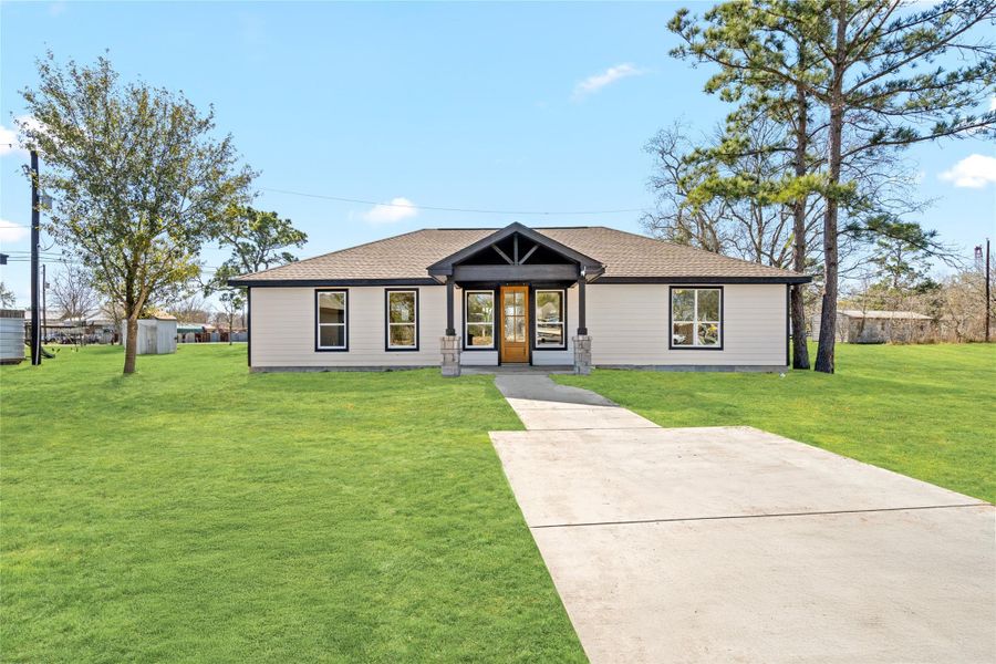 Bathed in natural daylight,this front view showcases thehome’s clean lines,manicured lawn, andcharming covered porch,perfect for morning coffee orevening relaxation.