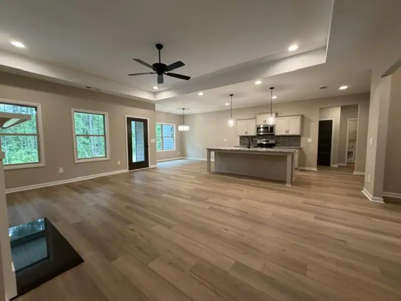 Spacious, unfurnished interior of a new home in Oakview, Pine Mountain (Image 10).