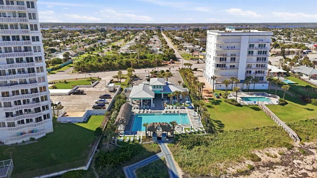 Condo located in Daytona Beach, FL showcasing its design and architecture (Image 51).
