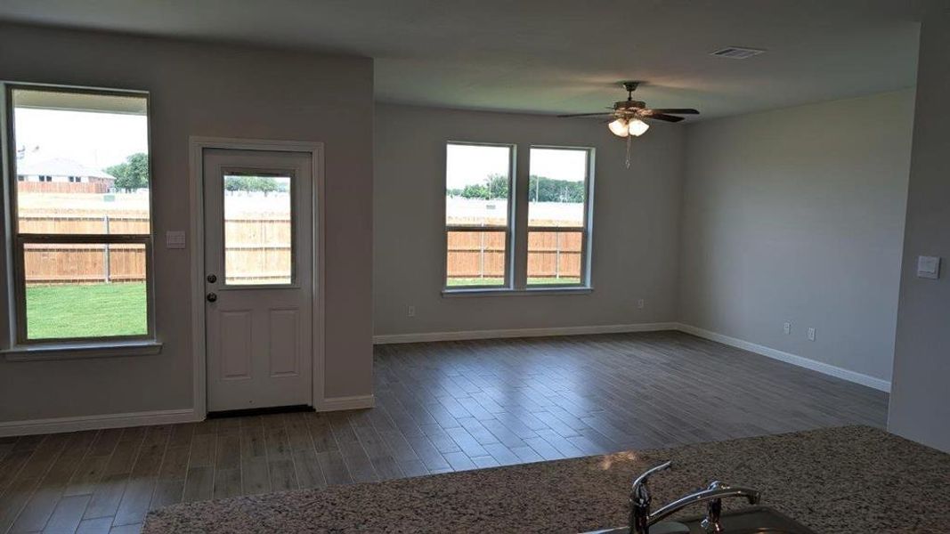 Spacious, unfurnished interior of a new home in Lankford Farms, Cleburne (Image 8).