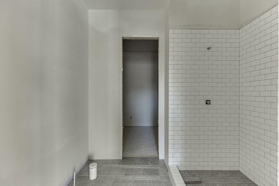 Spacious, unfurnished interior of a new home in , Jefferson (Image 5).