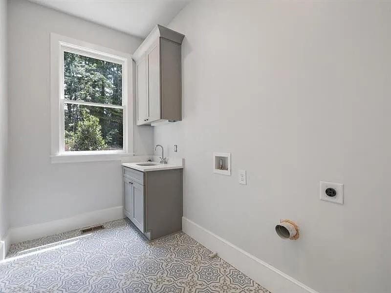 Image 50 of a home in .