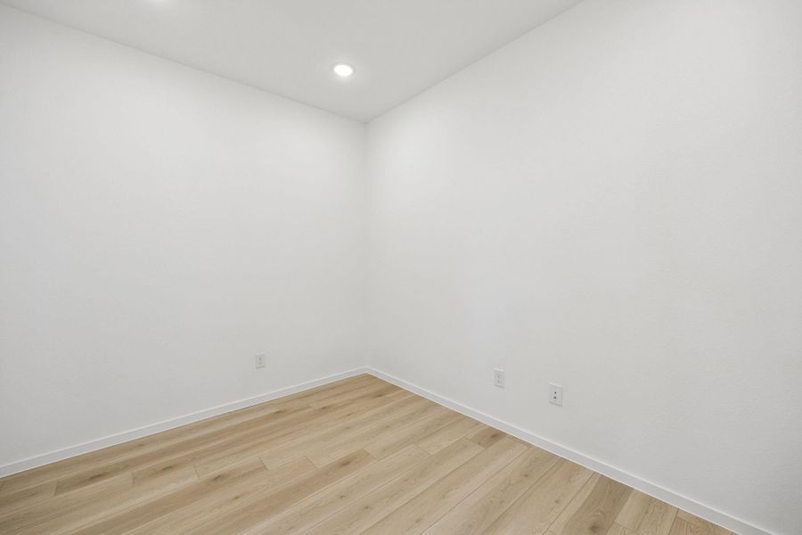 Spacious, unfurnished interior of a new home in Stokesbury, Waller (Image 23).