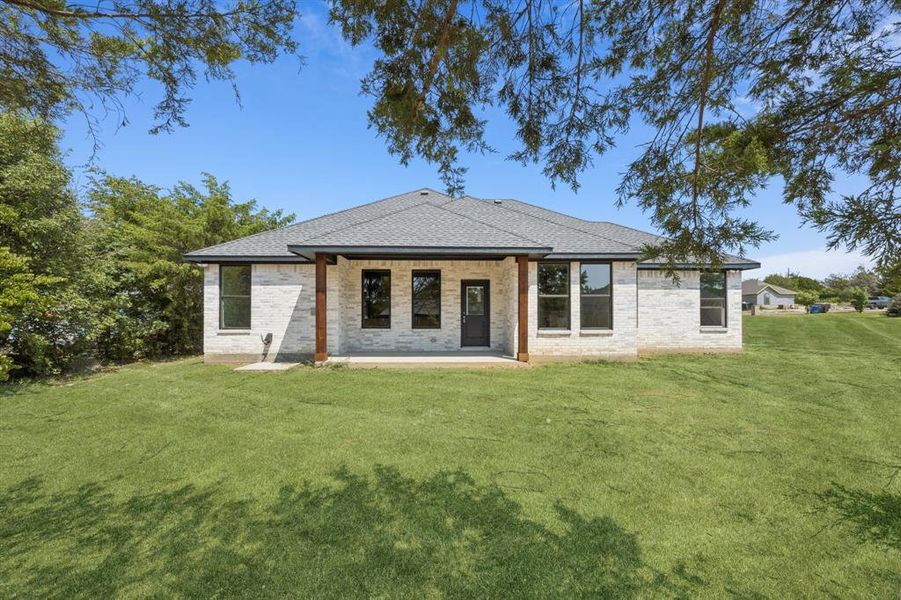 Exterior details and patio area of a home in , Glenn Heights (Image 4).