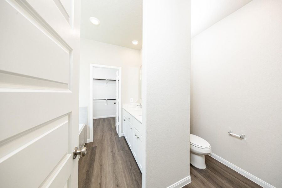 Spacious, unfurnished interior of a new home in River's Edge, Conroe (Image 22).