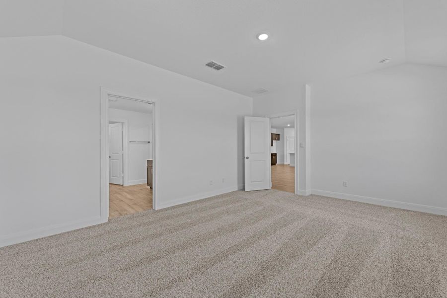 Spacious, unfurnished interior of a new home in Railhead, Cedar Creek (Image 15).