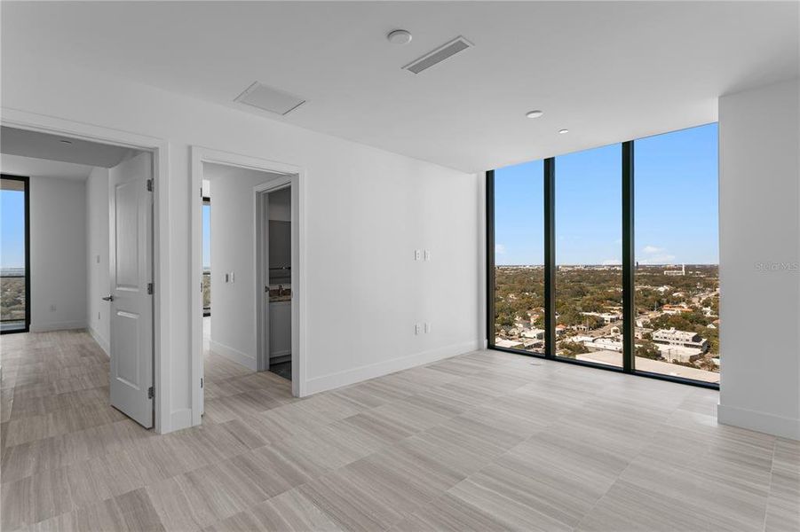 Spacious, unfurnished interior of a new home in , Tampa (Image 30).