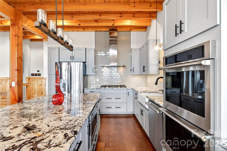 4 speed 460 cfm hood vent ducted to the outside.