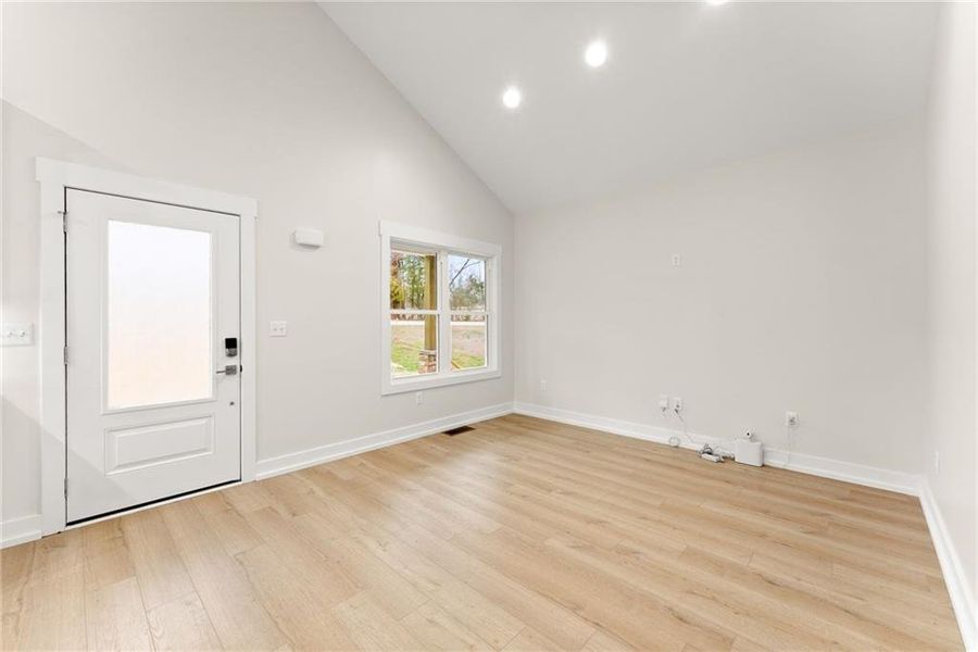 Spacious, unfurnished interior of a new home in , Gainesville (Image 11).