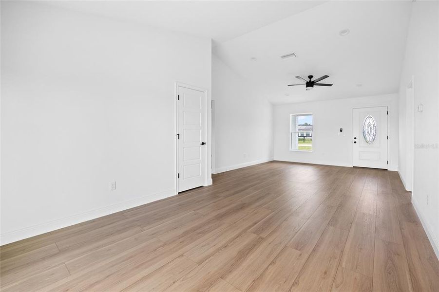 Spacious, unfurnished interior of a new home in , Dunnellon (Image 9).