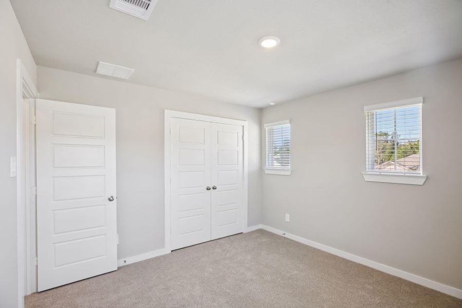 Spacious, unfurnished interior of a new home in Stewart's Ranch, Conroe (Image 32).