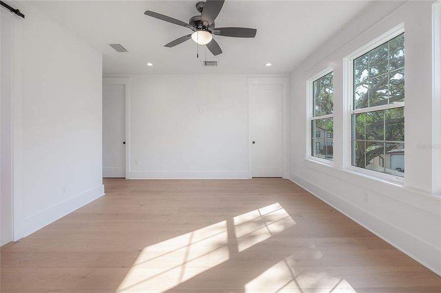 Spacious, unfurnished interior of a new home in , Tampa (Image 54).