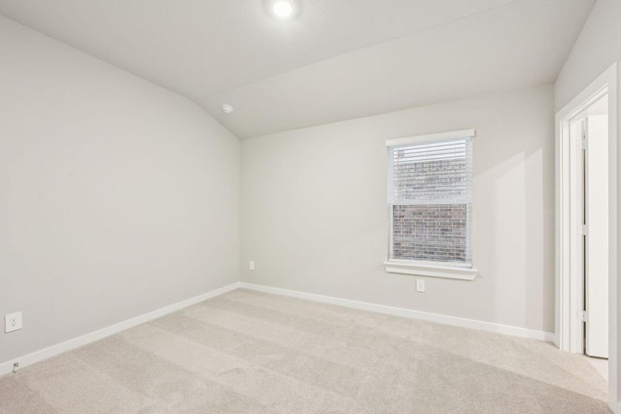 Spacious, unfurnished interior of a new home in Stewart's Ranch, Conroe (Image 30).