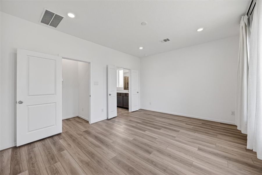 Spacious, unfurnished interior of a new home in Trillium, Richmond (Image 21).