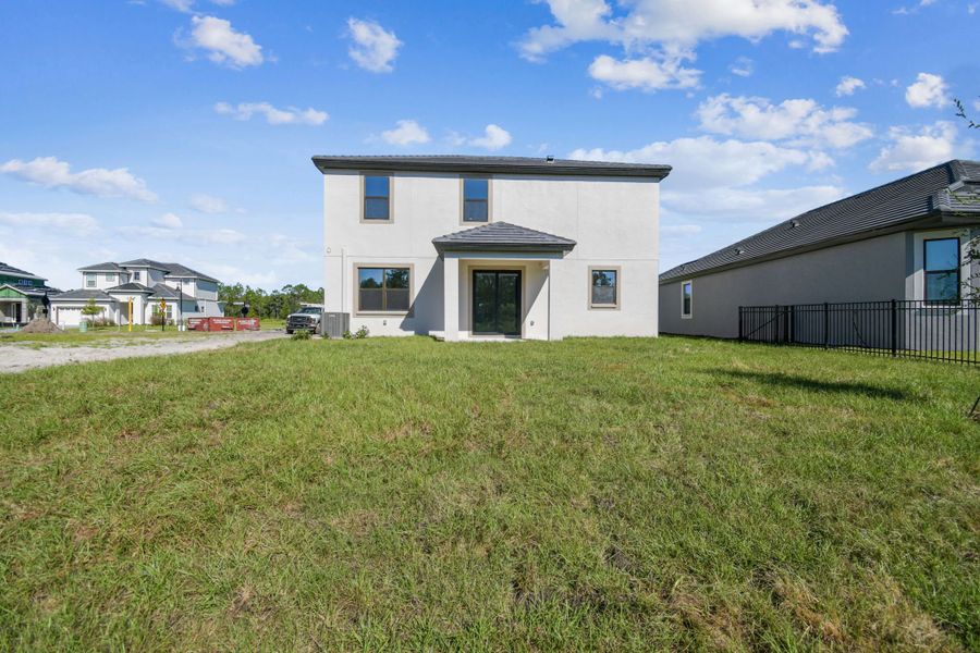 Representative exterior details of a home built from the 50 ' - Saratoga by William Ryan Homes in Tamarack at Two Rivers, Zephyrhills (Image 4).