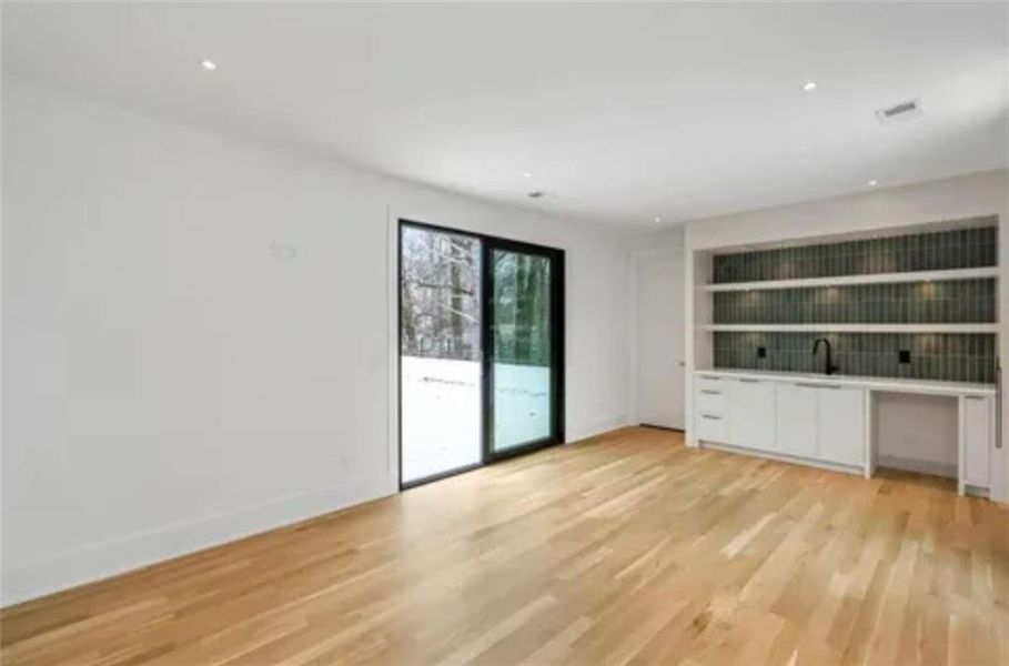 Spacious, unfurnished interior of a new home in , Brookhaven (Image 21).