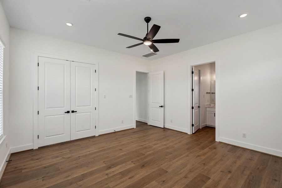 Spacious, unfurnished interior of a new home in Hallimore Ranch, Rosenberg (Image 18).