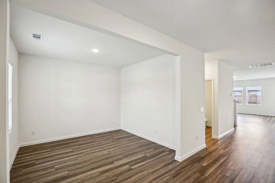Representative unfurnished interior of a home built from the Sagan by Starlight Homes in Ashland, Angleton (Image 20).