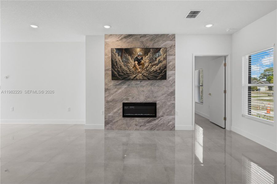 Spacious, unfurnished interior of a new home in , Palm Bay (Image 22).
