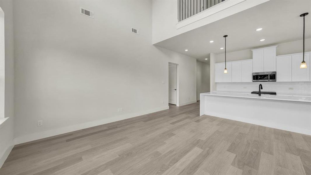 Spacious, unfurnished interior of a new home in Freeman Ranch, Weatherford (Image 34).