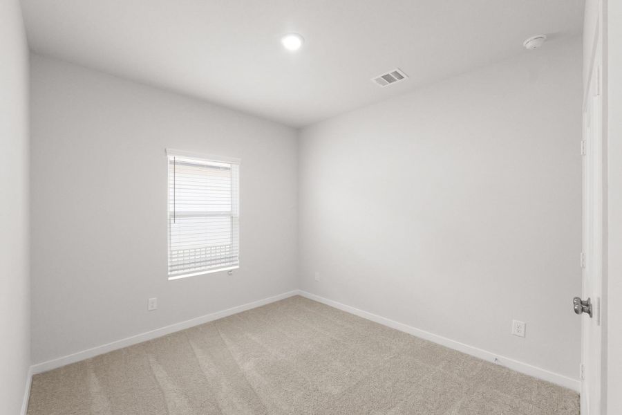 Spacious, unfurnished interior of a new home in Lakes at Crockett Martin, Conroe (Image 19).
