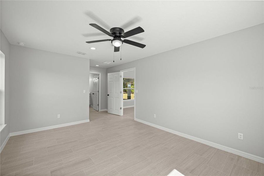 Spacious, unfurnished interior of a new home in , Dunnellon (Image 25).