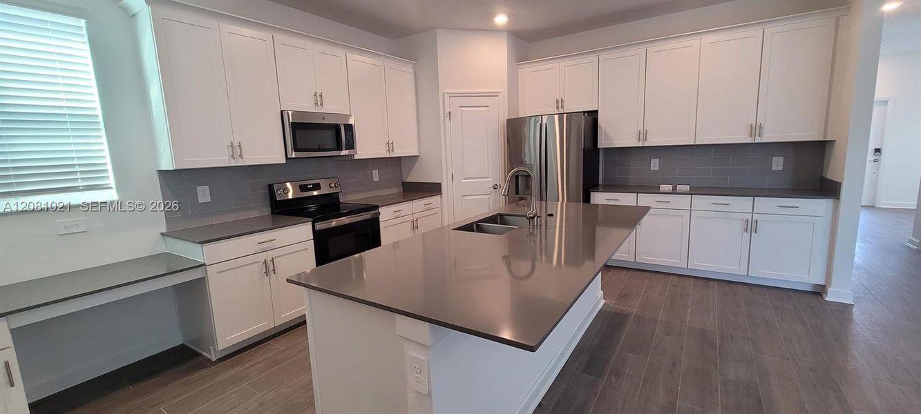 Furnished interior view inside a new home in , Orlando (Image 11).
