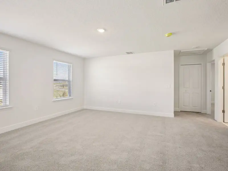 Spacious, unfurnished interior of a new home in Villamar - Classic Series, Winter Haven (Image 9).