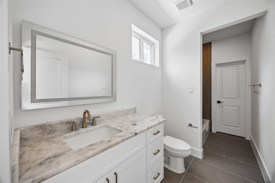Ensuite bath for the 1st floor bedroom.