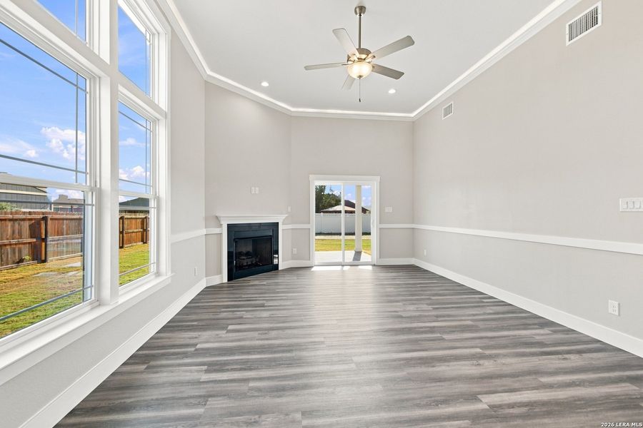 Spacious, unfurnished interior of a new home in Las Palomas Country Club Estates, La Vernia (Image 40).