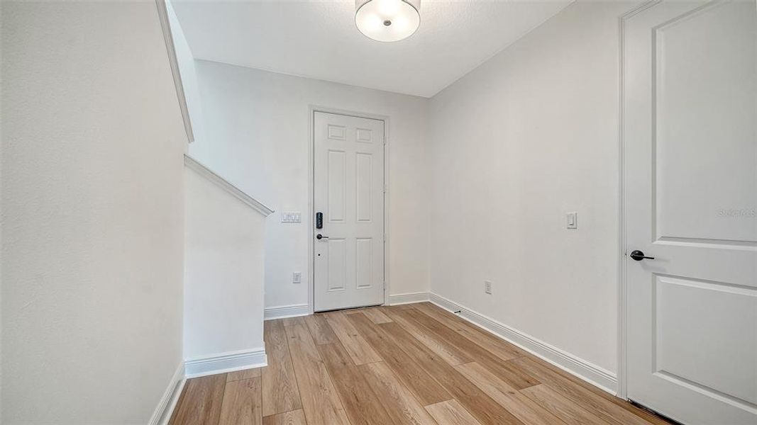 Spacious, unfurnished interior of a new home in Windward, Sarasota (Image 15).