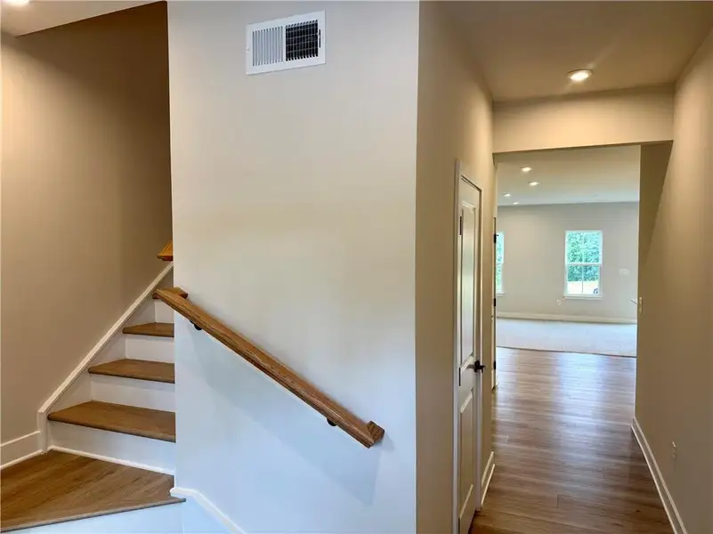 Spacious, unfurnished interior of a new home in , Gainesville (Image 9).