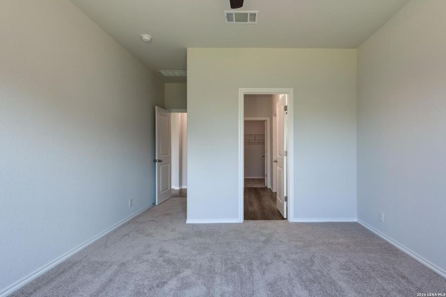 Spacious, unfurnished interior of a new home in Nopal Valley, San Antonio (Image 16).