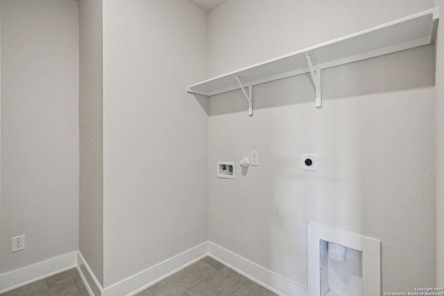 Spacious, unfurnished interior of a new home in Comanche Ridge, San Antonio (Image 14). Spacious, unfurnished interior of a new home in Comanche Ridge, San Antonio (Image 14).