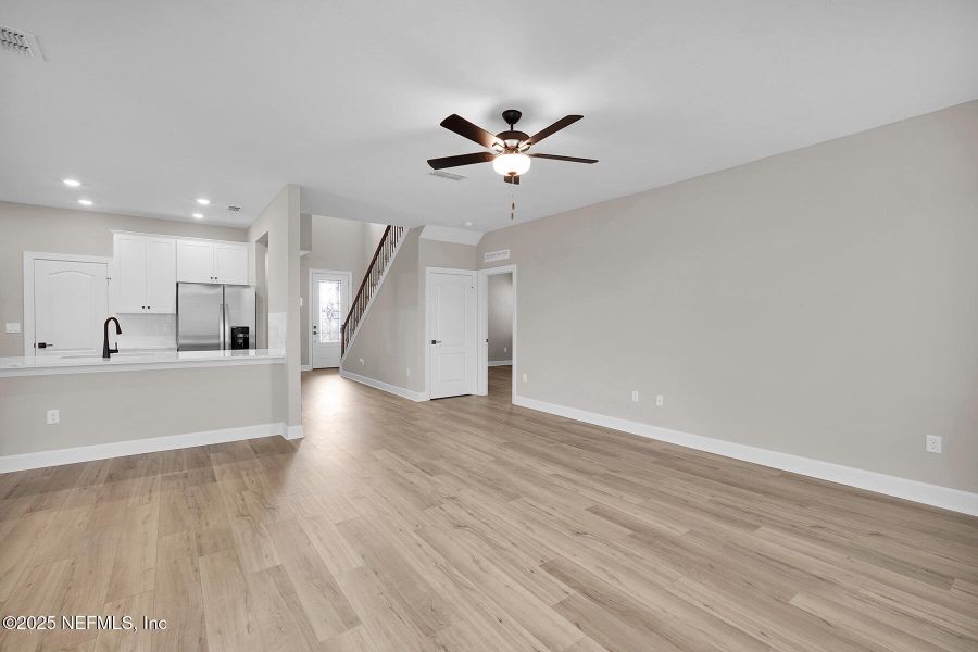 Spacious, unfurnished interior of a new home in Jennings Farm, Middleburg (Image 14).
