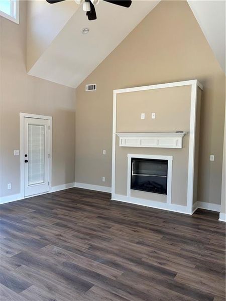 Spacious, unfurnished interior of a new home in , Oxford (Image 4).