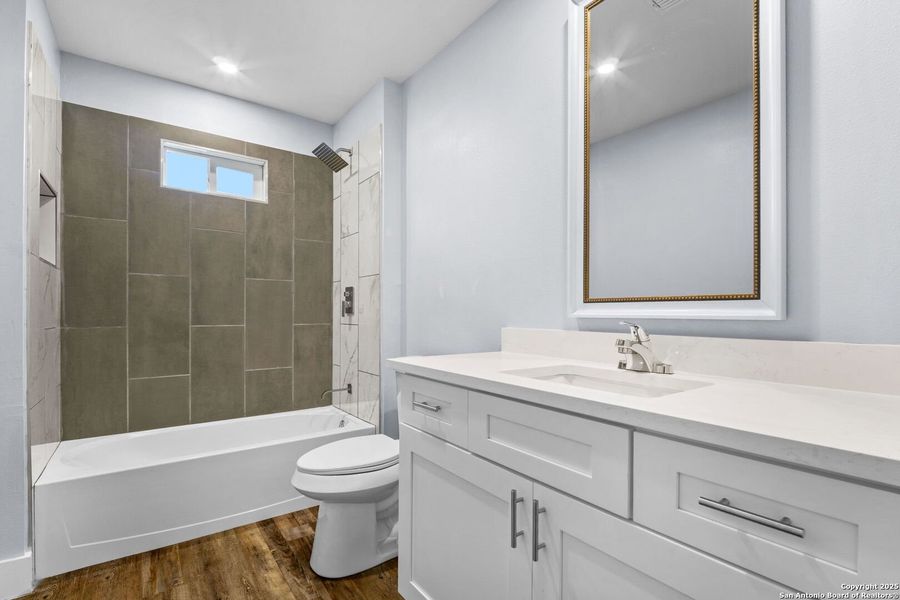 Furnished interior view inside a new home in , Bandera (Image 11).