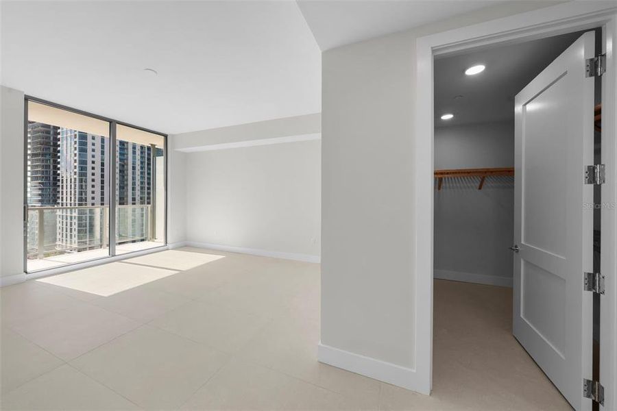 Spacious, unfurnished interior of a new home in , St. Petersburg (Image 16).