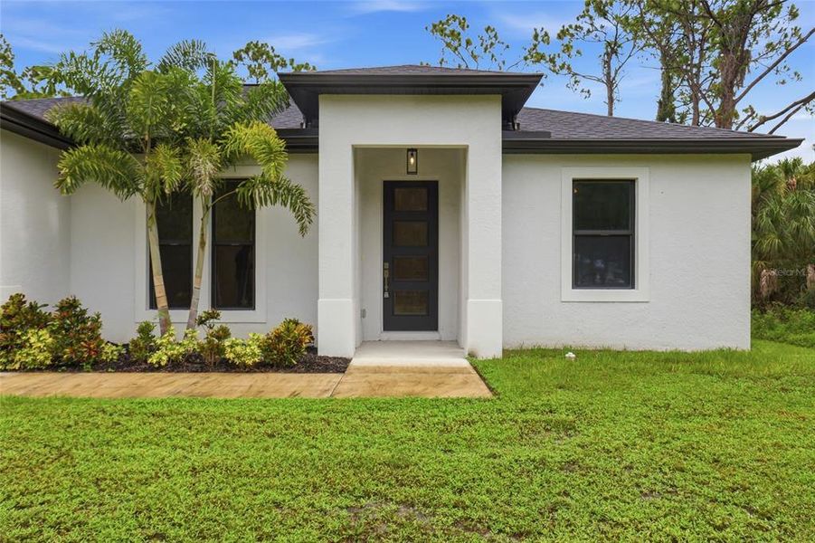 Exterior details and patio area of a home in , Port Charlotte (Image 26).