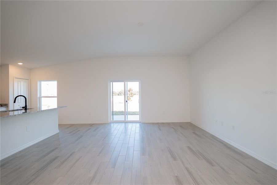Spacious, unfurnished interior of a new home in Thompson Preserve, Bartow (Image 12).
