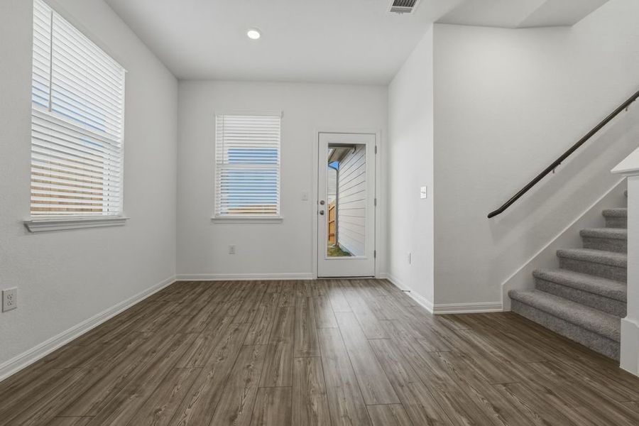 Spacious, unfurnished interior of a new home in Longview, Del Valle (Image 12).