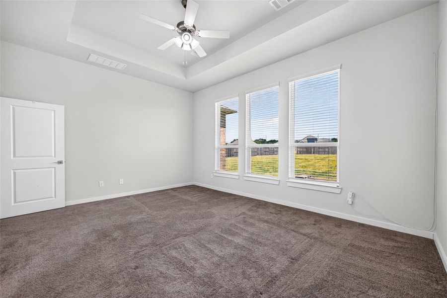 Spacious, unfurnished interior of a new home in , Mont Belvieu (Image 40).