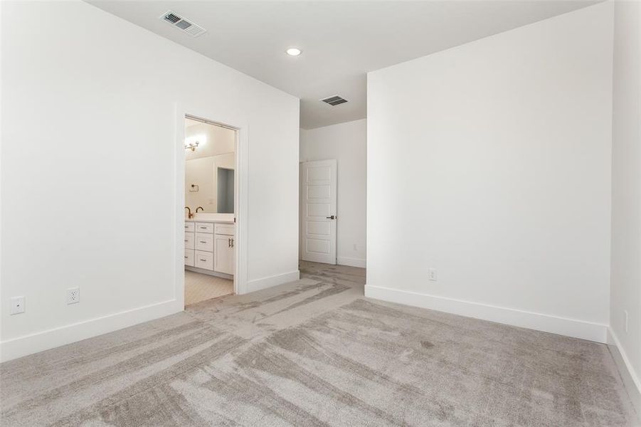 Spacious, unfurnished interior of a new home in , Richardson (Image 31).