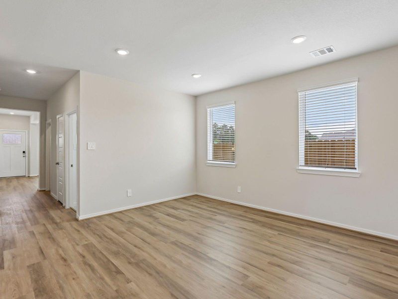 Spacious, unfurnished interior of a new home in Granger Pointe - Premier Series, Conroe (Image 36).