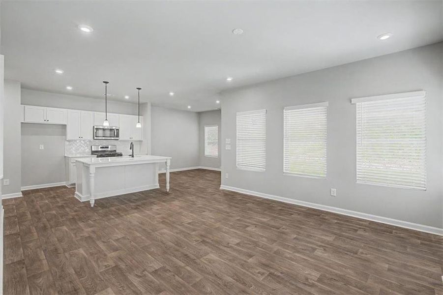 Spacious, unfurnished interior of a new home in Sawmill Creek, Mableton (Image 34).
