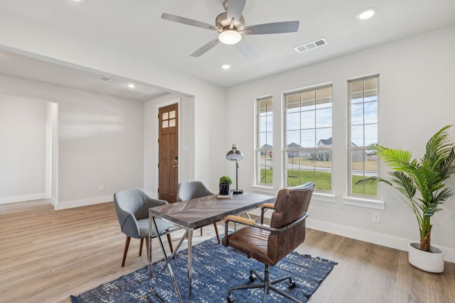 Representative furnished interior of a home built from the Emerson by Centre Living Homes in Lakeway Estates, Waxahachie (Image 19).