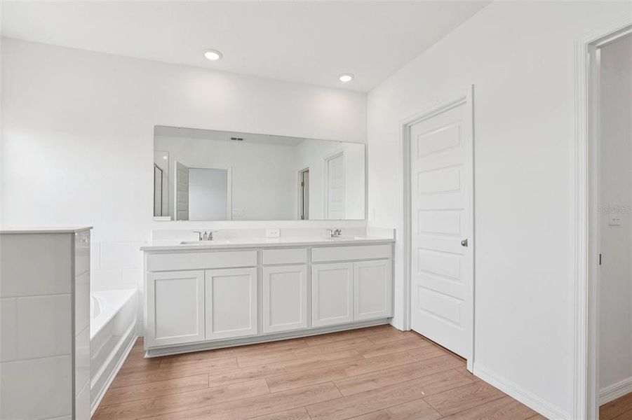 Furnished interior view inside a new home in , Lakeland (Image 7).