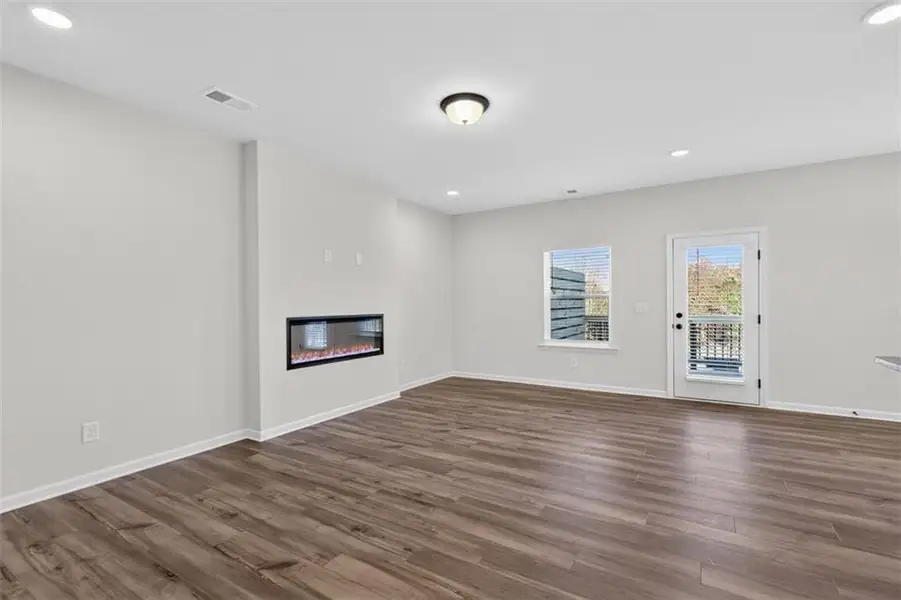 Spacious, unfurnished interior of a new home in Franklin Manor, Lawrenceville (Image 71).