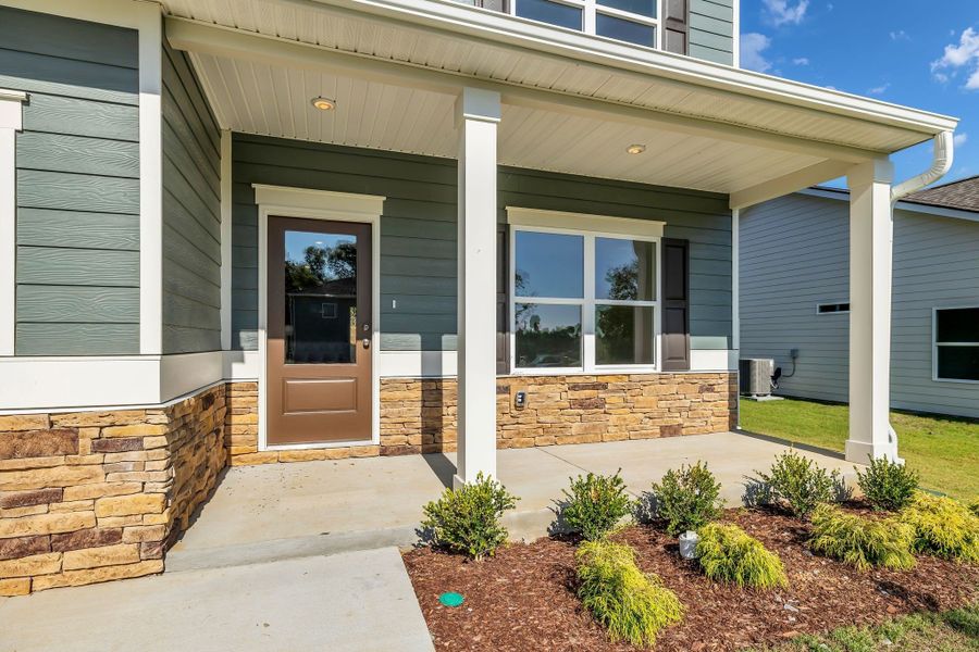 Large front patio! Large front patio!